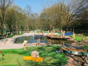 Teich mit Podestbahn und Floß - Adventure Minigolf Bochum