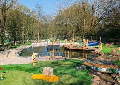 Teich mit Podestbahn und Floß - Adventure Minigolf Bochum