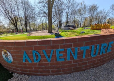 Steilkurve mit Logo - Adventure Minigolf Bochum