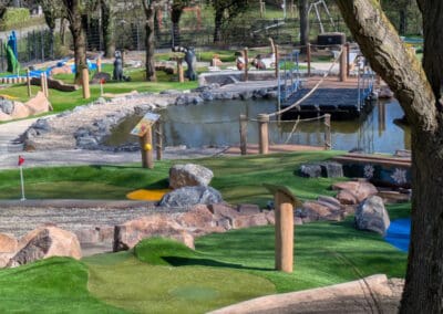 Teich mit Floß - Adventure Minigolf Bochum
