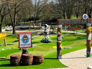 Portal und oberer Bereich - Adventure Minigolf Bochum